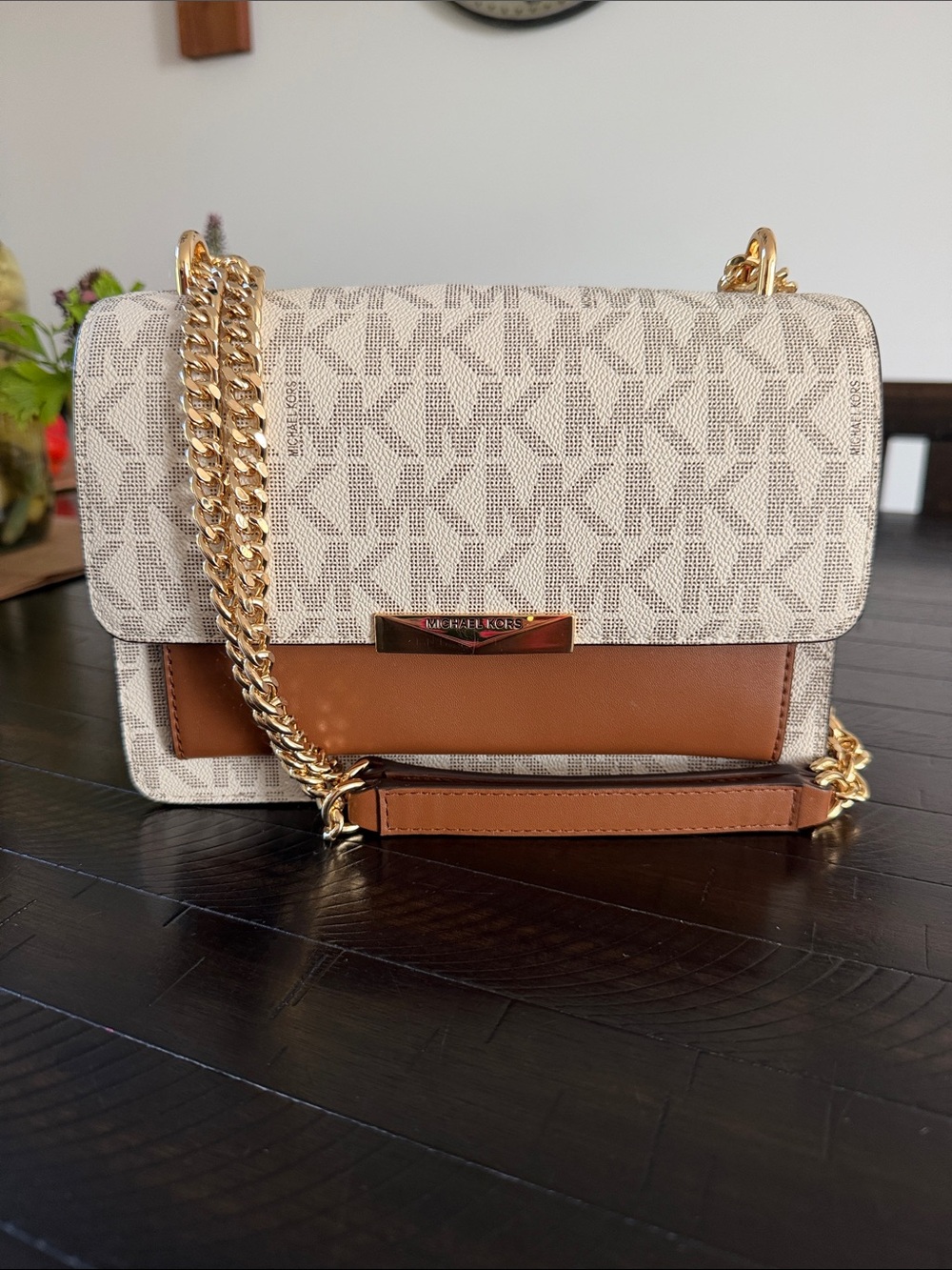 LIKE NEW Michael Kors Jade Large Gusset Shoulder Bag Vanilla/Acorn Chain Handle